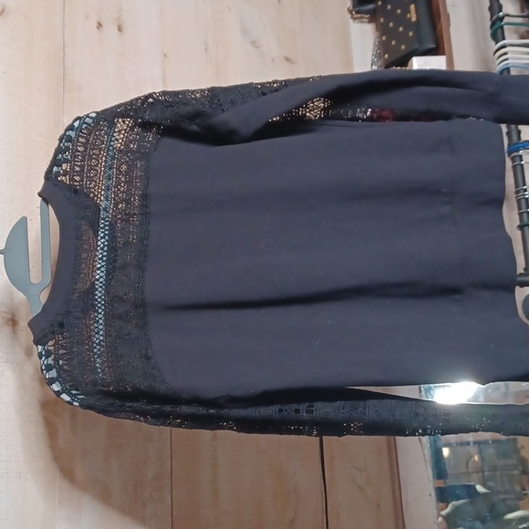 MAX JEANS- Sz Med- Crewneck, Lace sleeves/Shoulders- W/Side Slits- Black - Picture 4 of 8